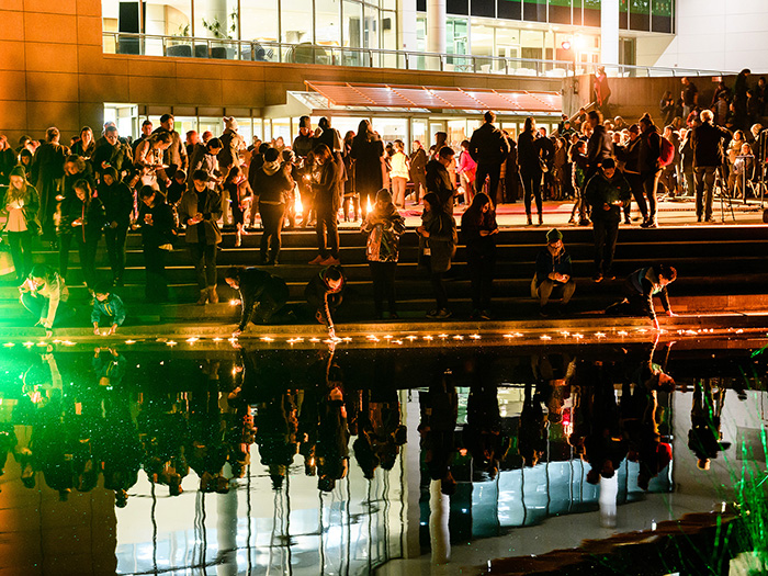 People light tea lights and put them on the pond outside of Te Papa